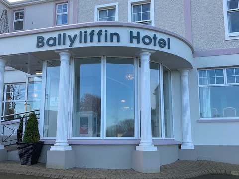 巴利里芬酒店主图