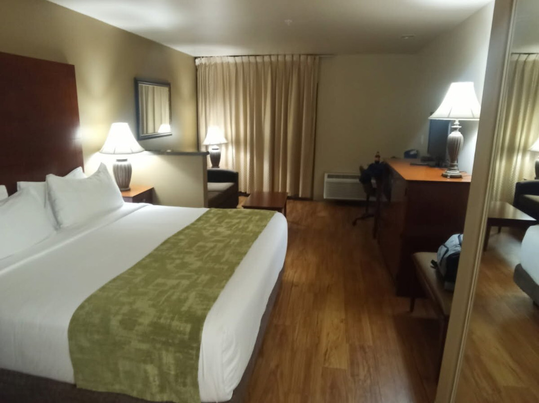 雅吉瓦牛津套房酒店主图