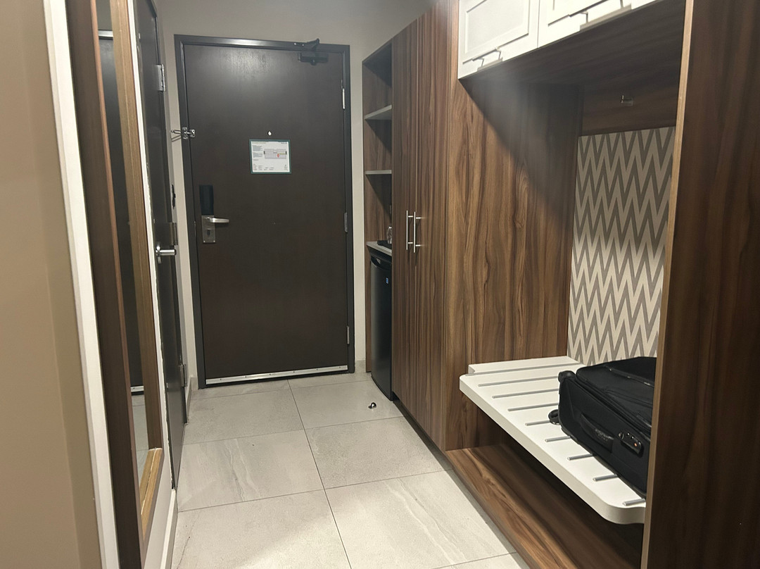 蒙特雷阿波达卡机场区假日套房酒店主图