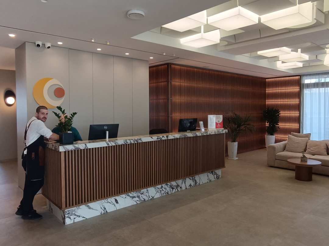 塞里尼套房酒店主图