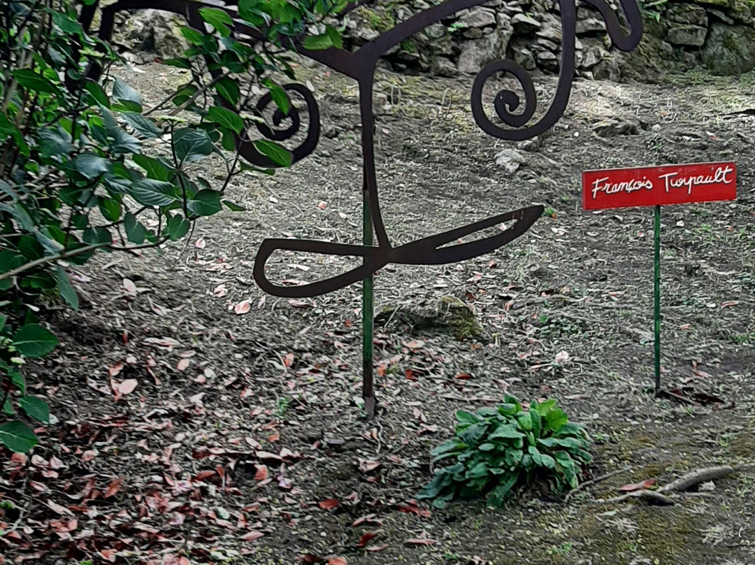 Jardins en Hommage à Jacques Prévert-Saint-Germain-des-Vaux必去景点