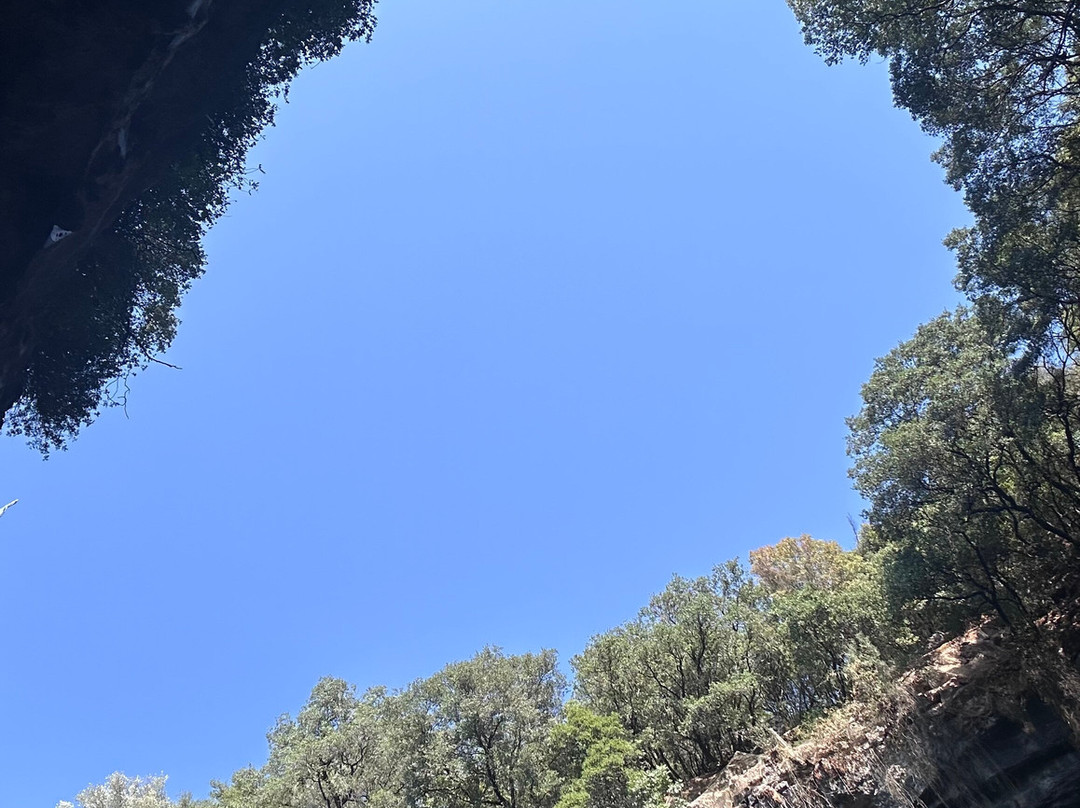 瑞加纳安夸山谷酒店主图