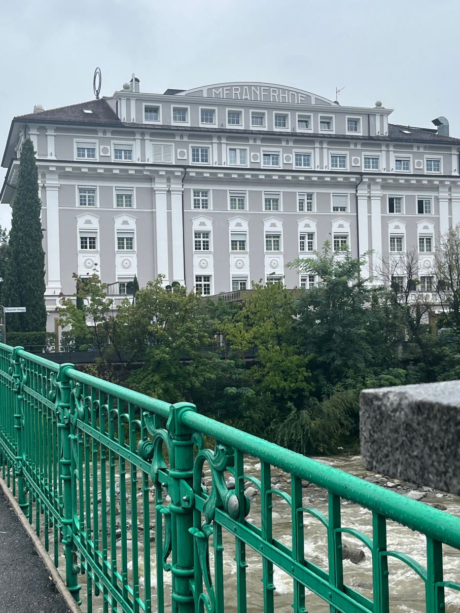 米拉奈洛夫经典酒店-旅行者