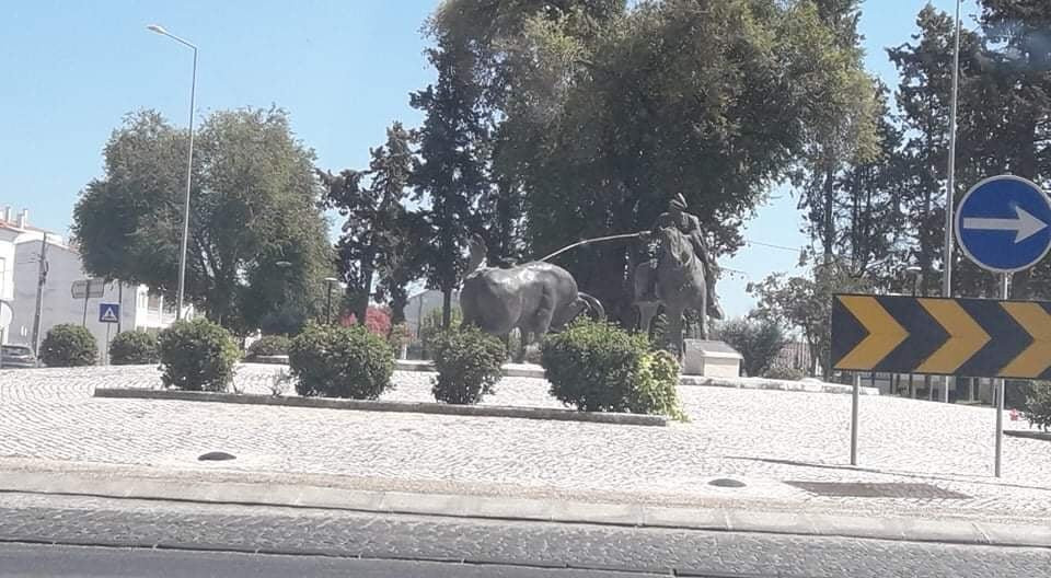 Estátua "campino e Touro"景点图片