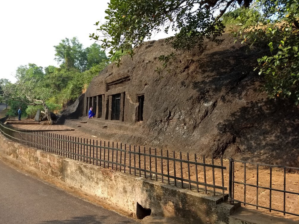 Harvalem Caves景点图片