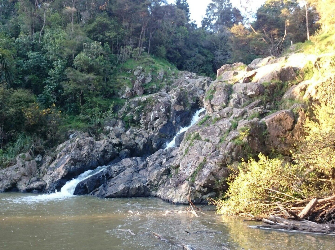 Maketu Waterfall景点图片