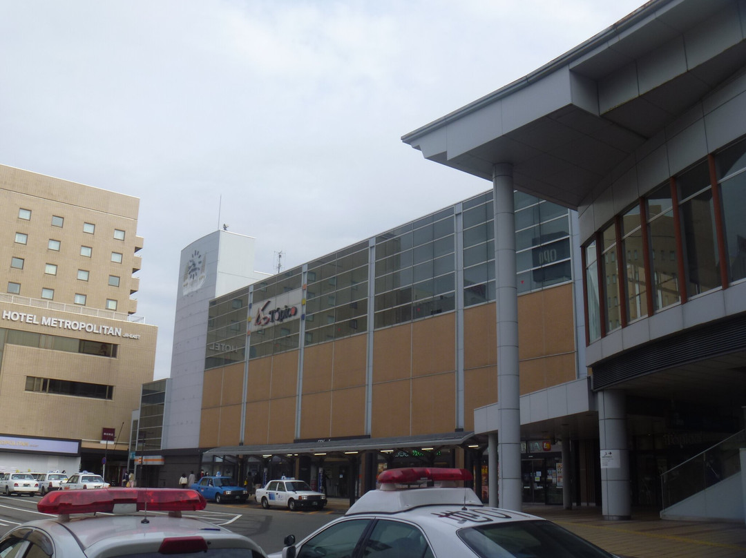 Akita Station Building Topico景点图片