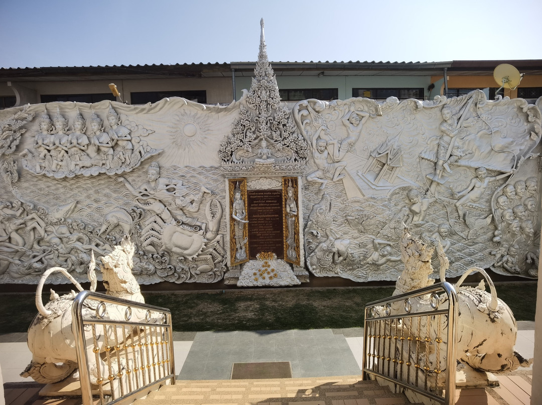 Fish Park at Wat Khoi Temple景点图片