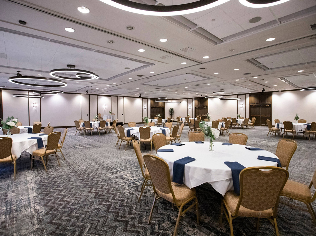 伯灵顿希尔顿逸林酒店主图