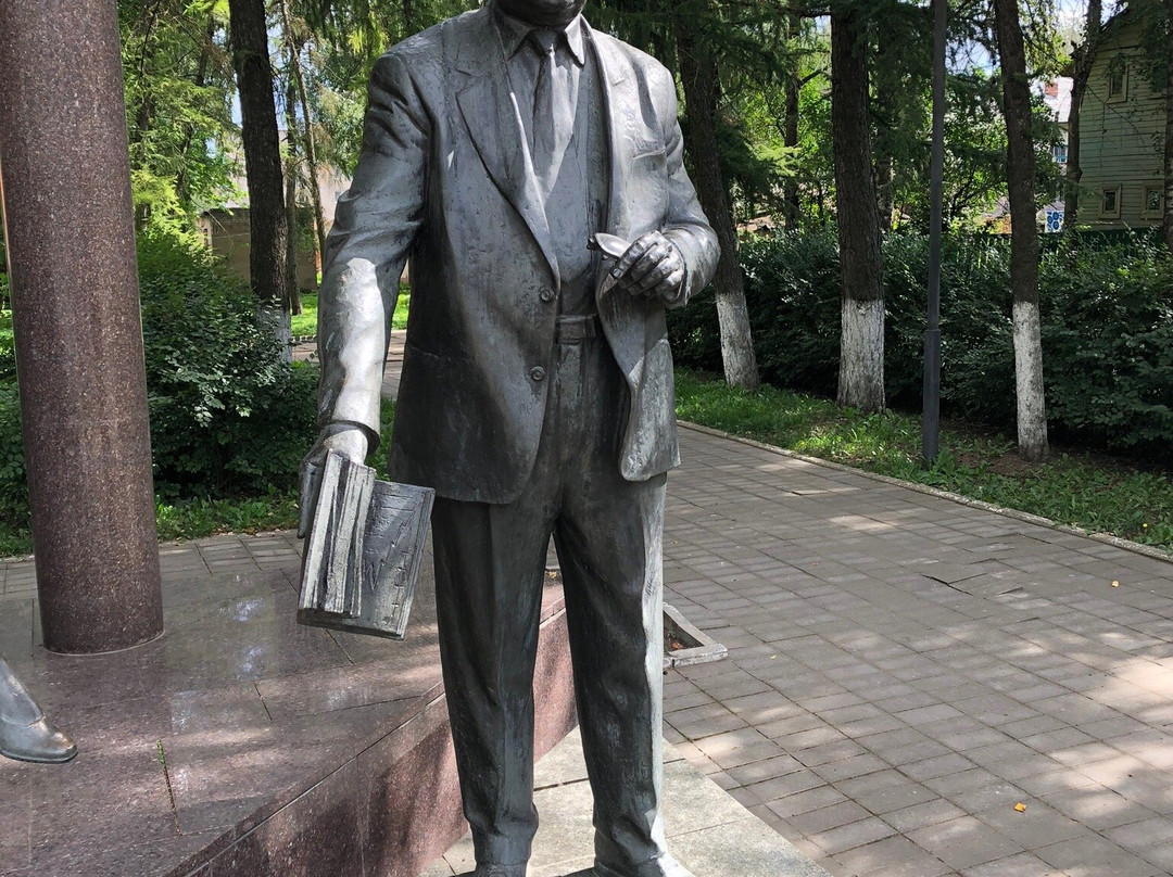 The Gumilev Family Sculptural Composition景点图片