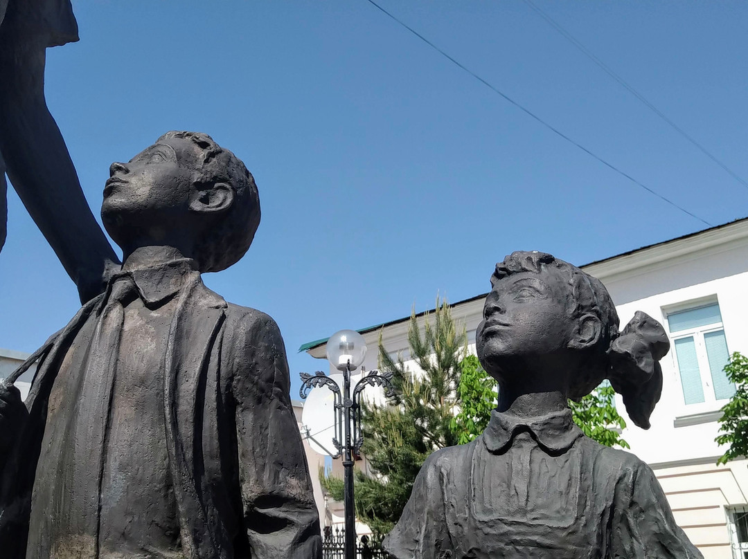 Monument The First Teacher景点图片