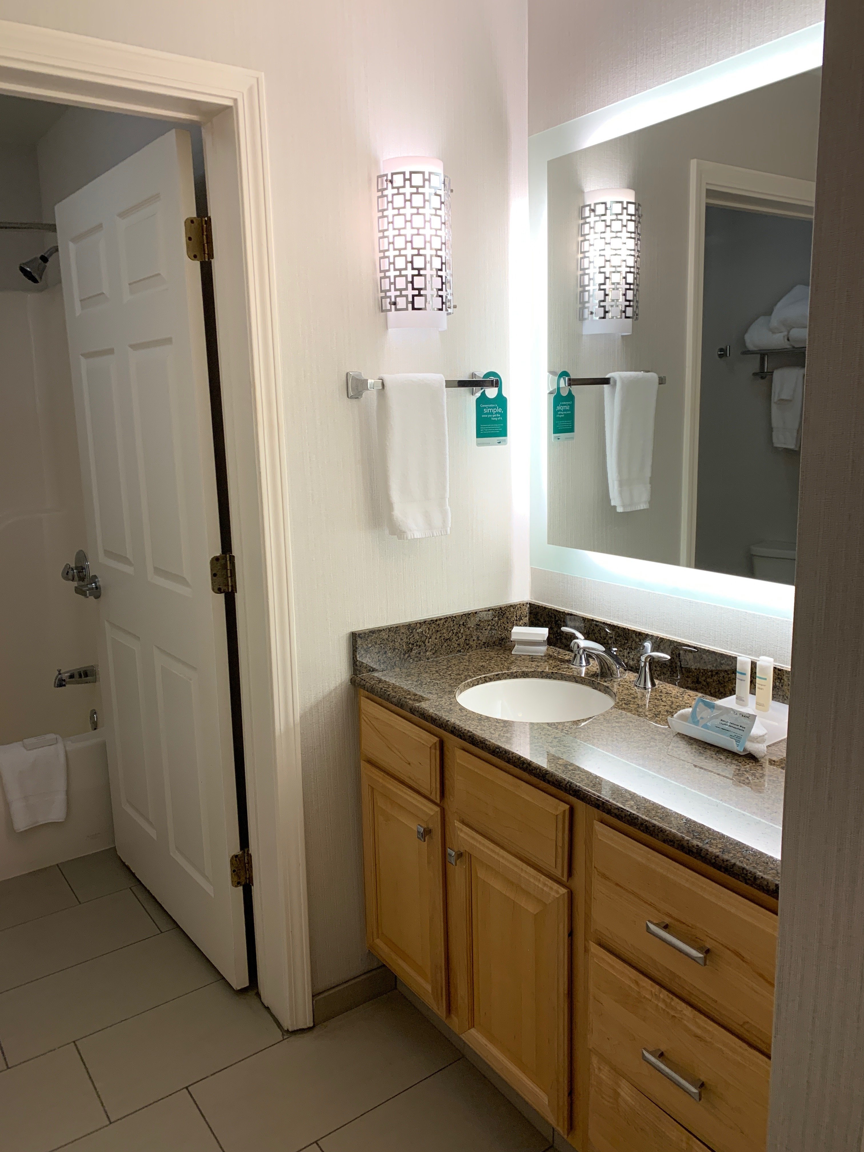 Homewood Suites by Hilton Stratford-浴室