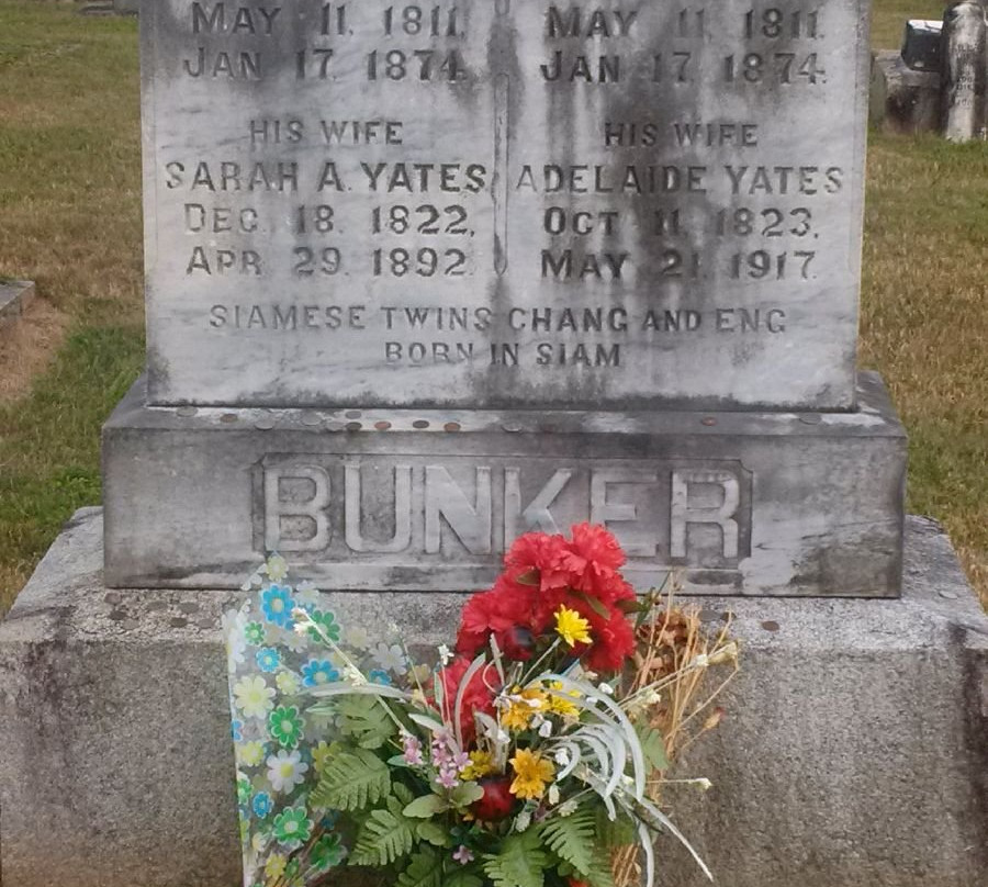 Resting Place of Chang and Eng Bunker, Siamese Twins景点图片