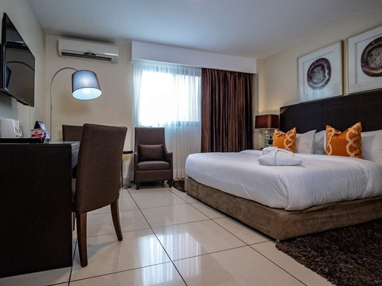 Oak Plaza Hotel East Airport主图