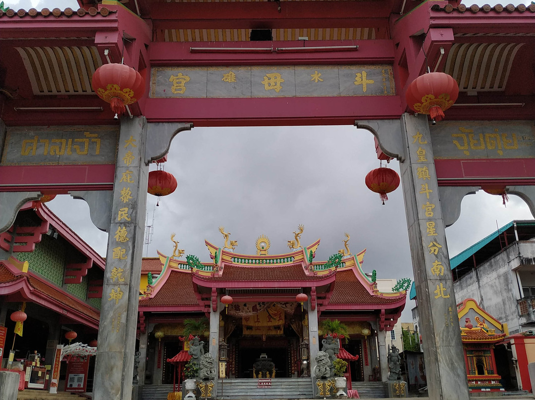 Put Cho Shrine-Talat Nuea必去景点