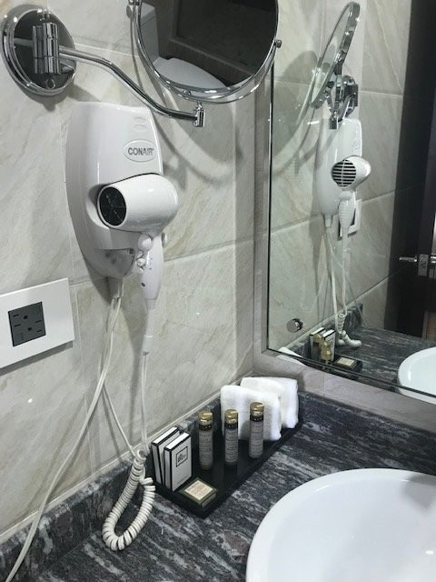 City Plaza Hotel & Suites主图