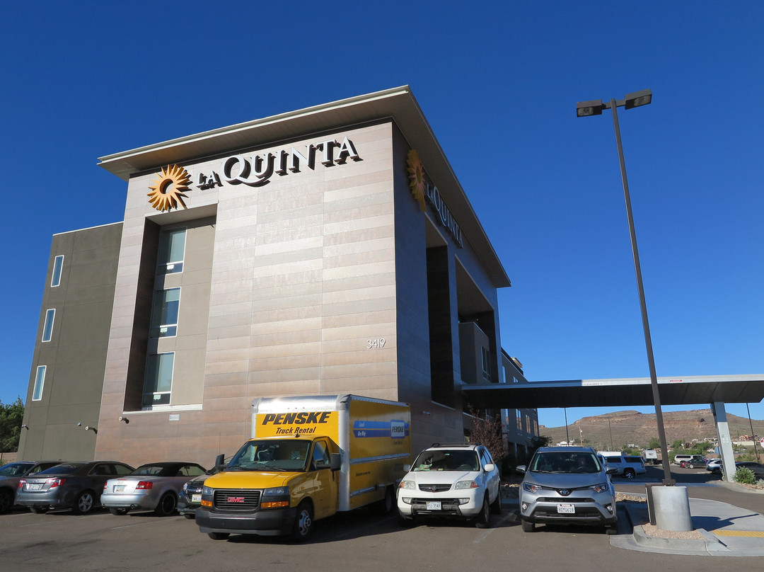 LAX拉昆塔套房酒店主图