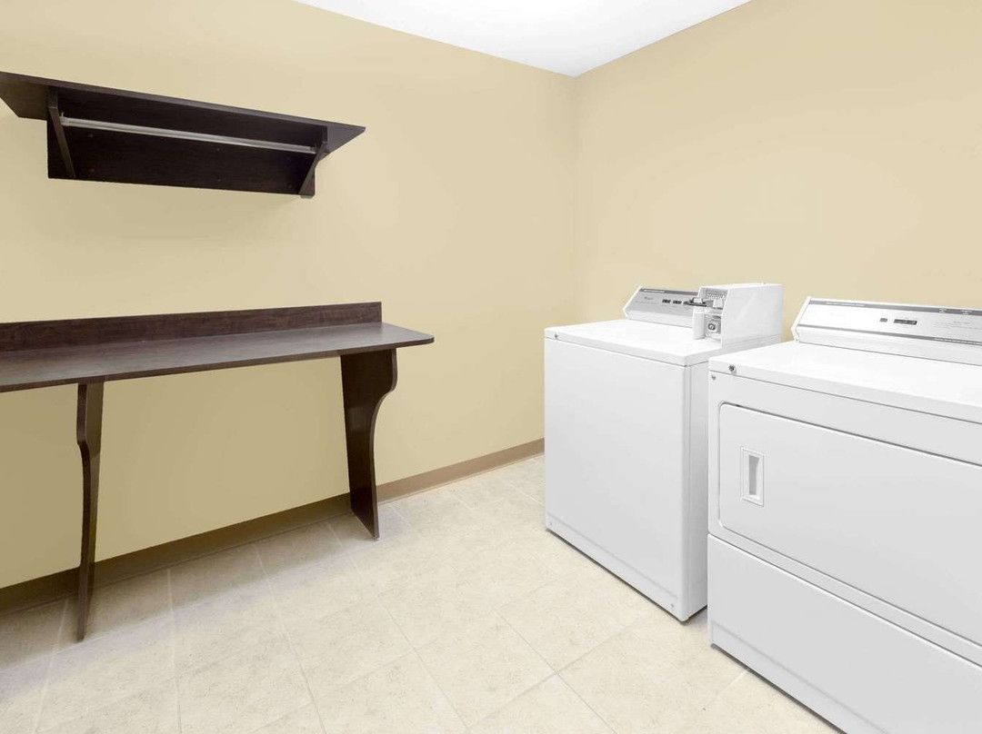 Microtel Inn & Suites by Wyndham Ozark主图