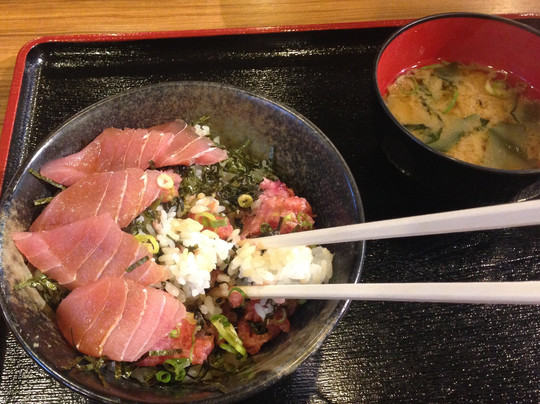 まぐろユッケ丼と定食 三崎屋