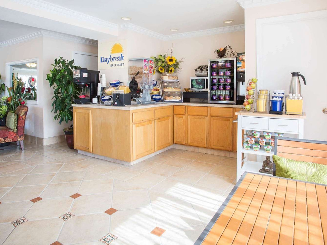 莱克市温德姆戴斯酒店主图