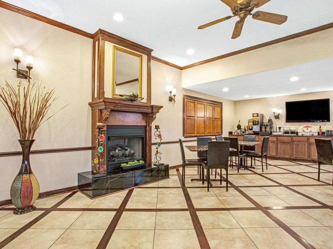 Super 8 by Wyndham Clinton主图