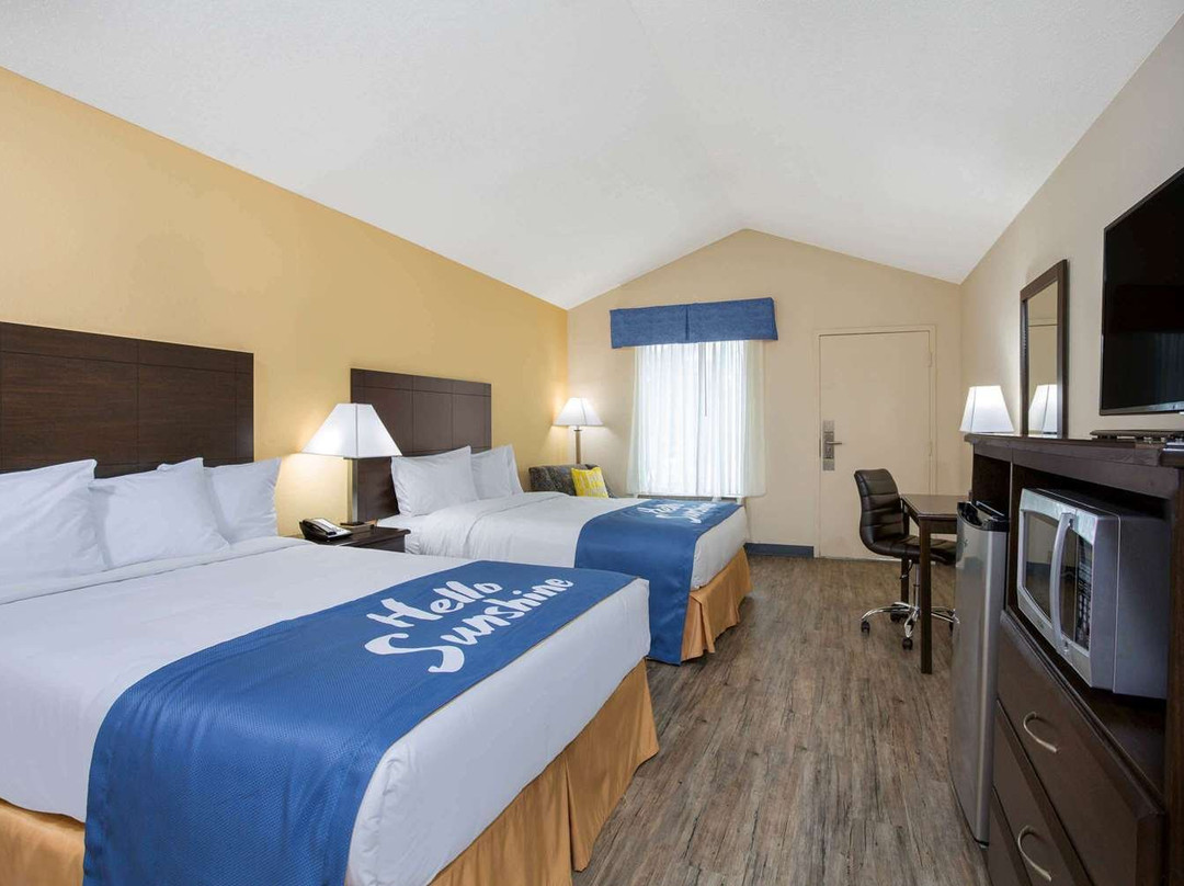 莱克市温德姆戴斯酒店主图