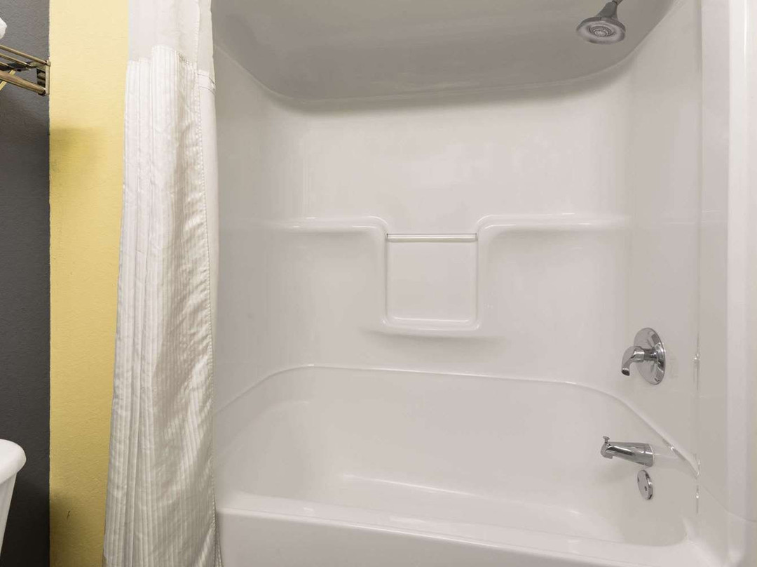 戴斯套房酒店主图