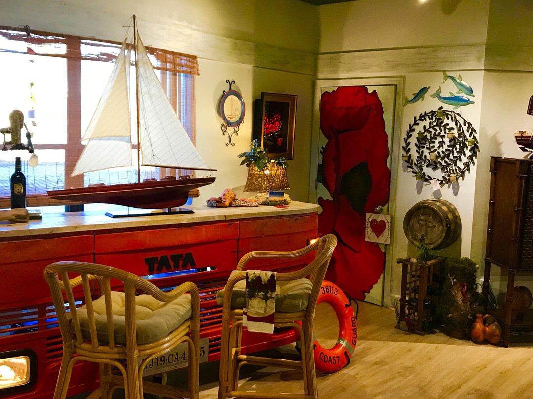 Off The Wall Art & Wine Gallery景点图片