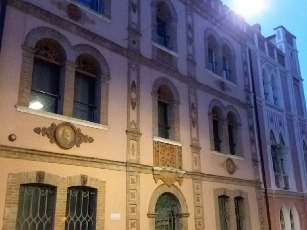 Palazzo Minelli-罗维戈必去景点
