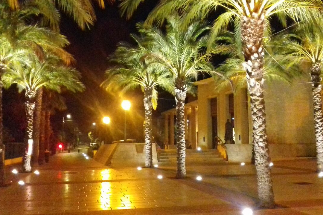 滨海萨纳里餐馆和美食-Piazza Del Teatro