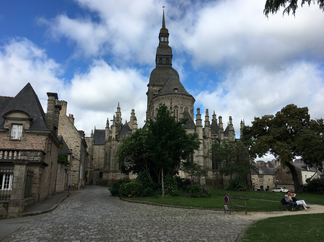 Basilique St-Sauveur景点图片