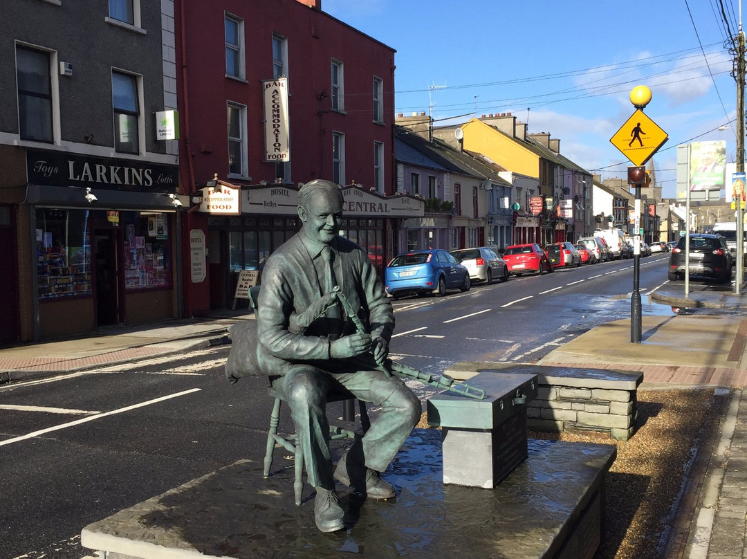 Willie Clancy Statue景点图片