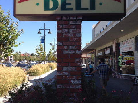 卡斯特罗谷餐馆和美食-Lucca's Italian Deli