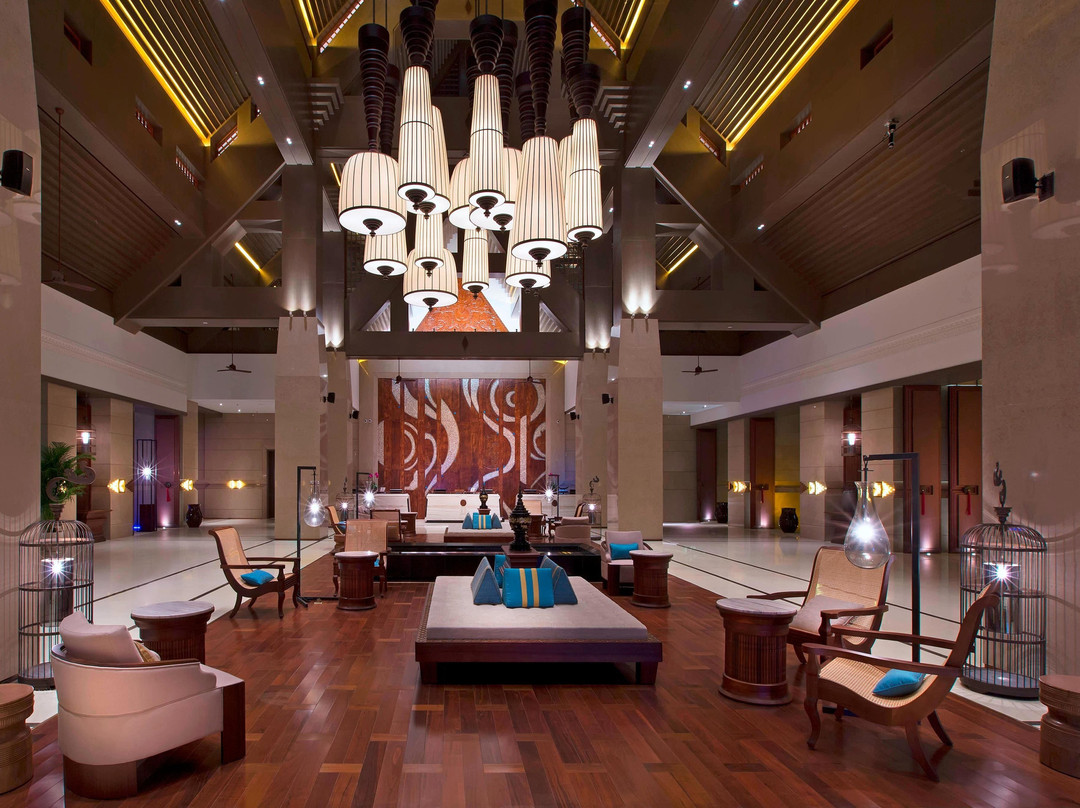 西双版纳云投喜来登大酒店主图