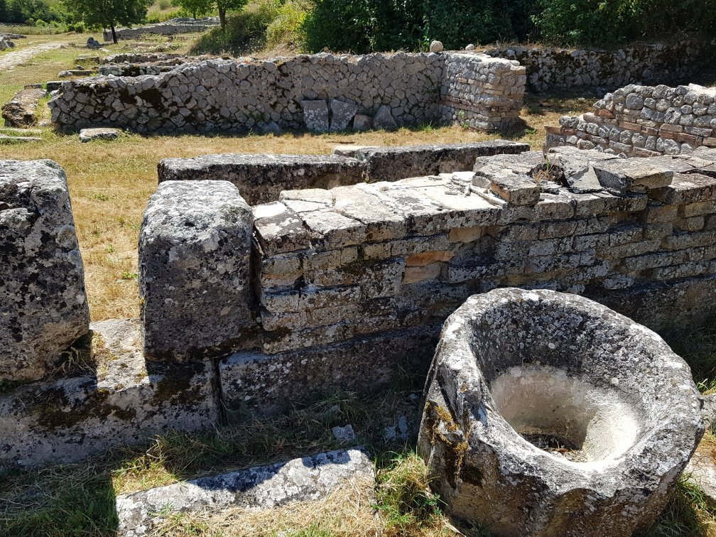 Area Archeologica di Alba Fucens景点图片