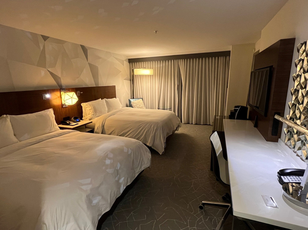 埃德蒙顿机场万丽酒店主图