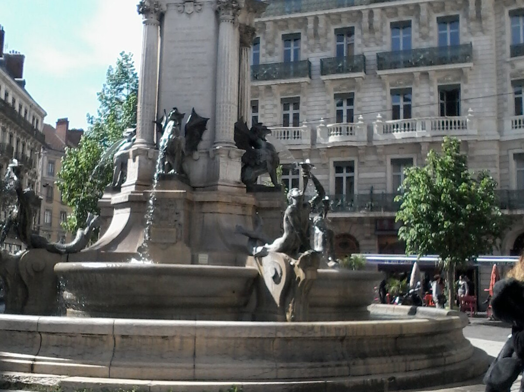 Fontaine des Trois Ordres-格勒诺布尔必去景点