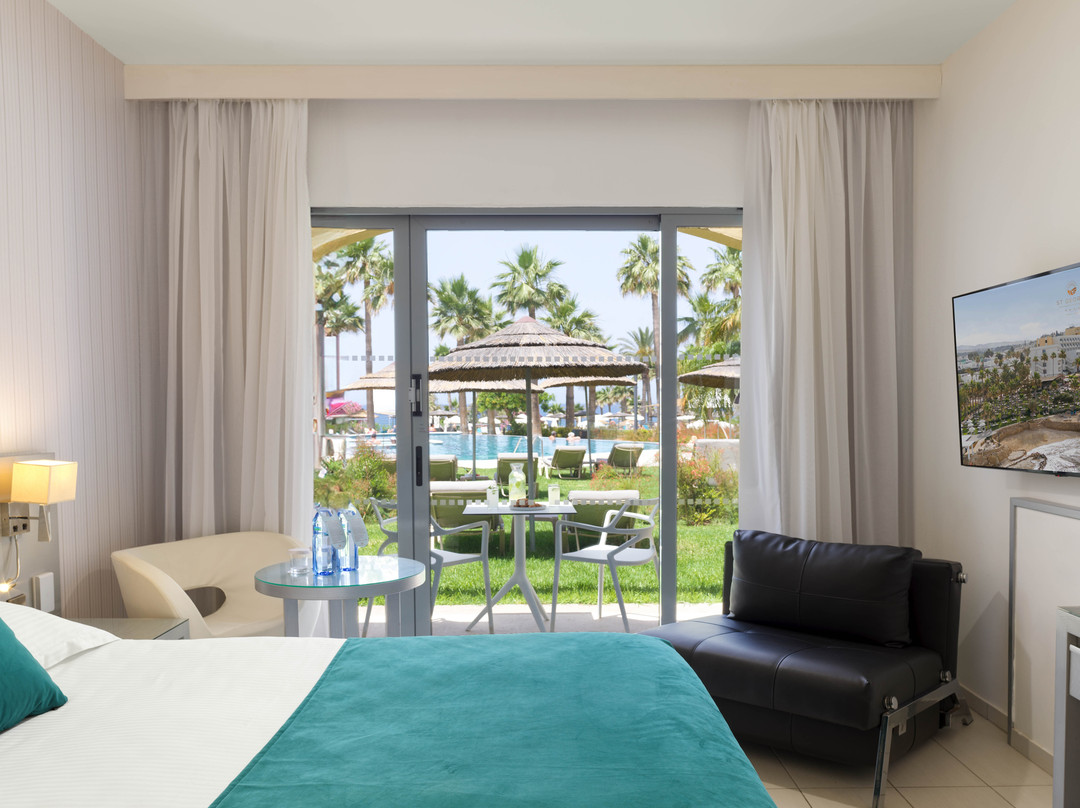 St. George Beach Hotel & Spa Resort主图