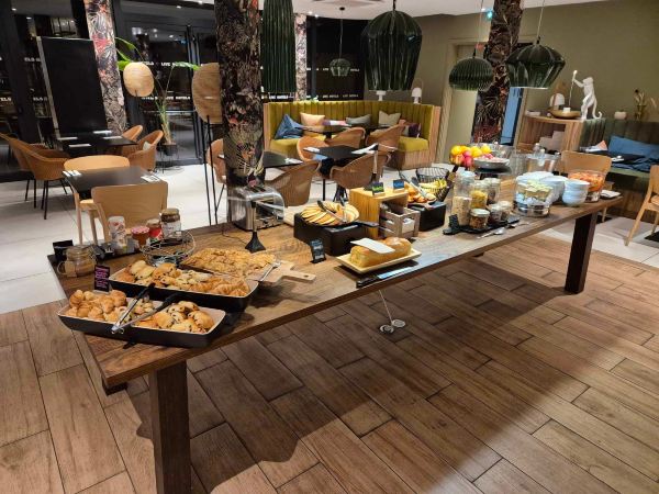 布鲁日波尔多湖区宜必思尚品酒店-餐饮
