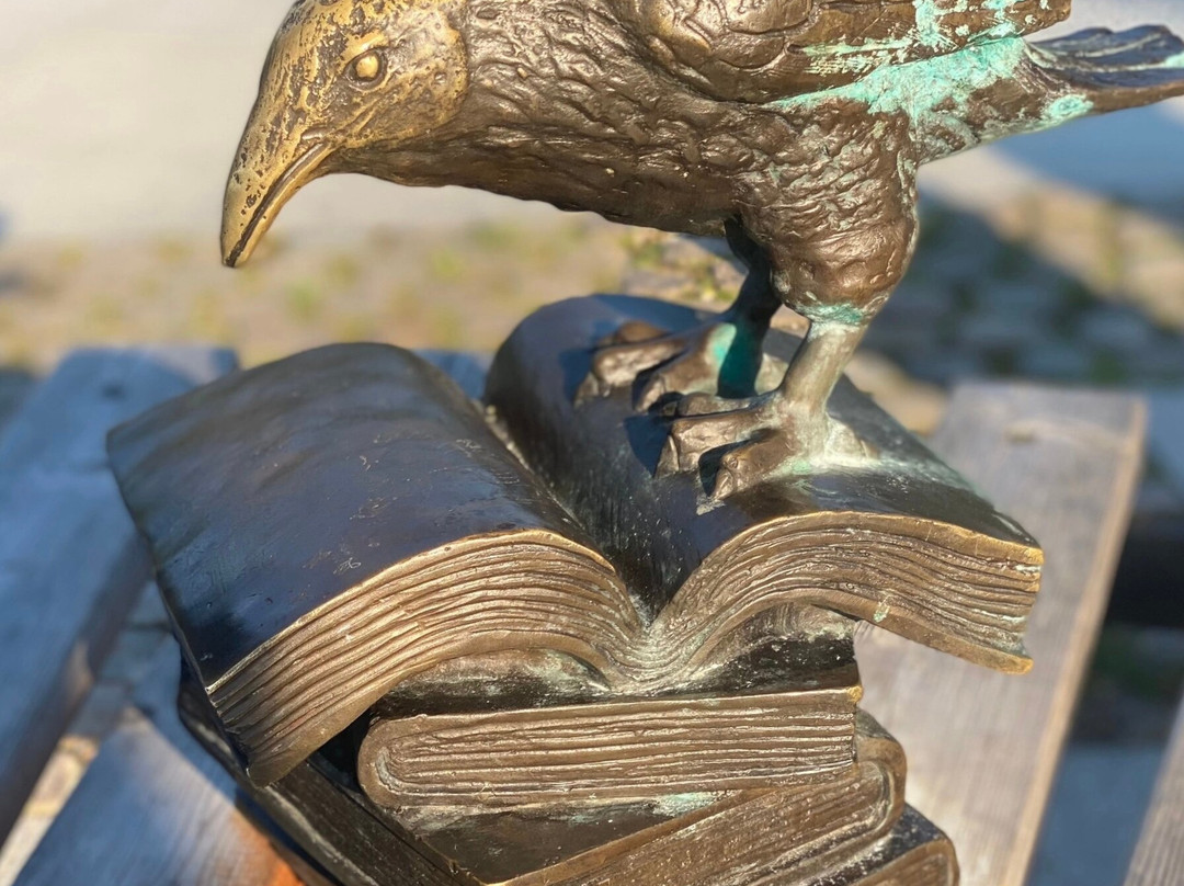 Sculpture "Girl Reading a Fairy Tale"-斯韦特洛戈尔斯克必去景点