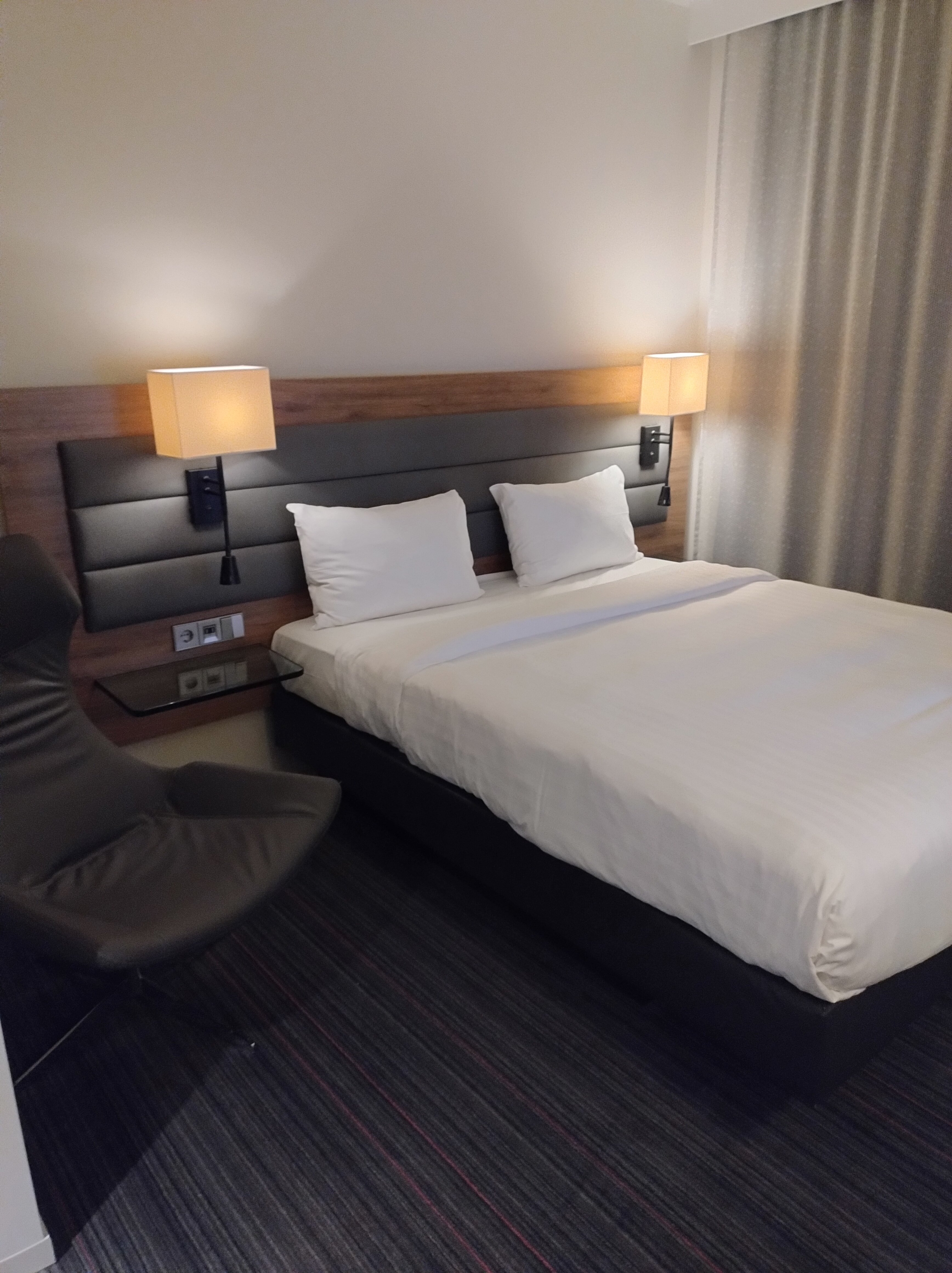 MOXY Vienna Airport-浴室