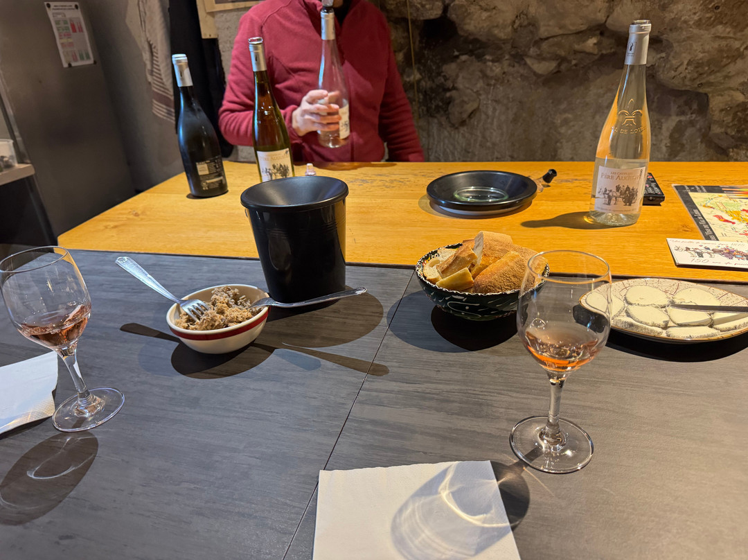 Caves du Père Auguste-Civray-de-Touraine必去景点