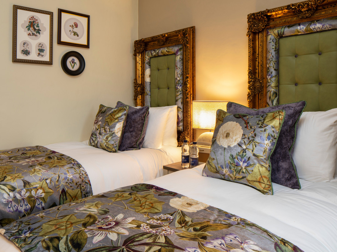 Warwick Arms Hotel主图