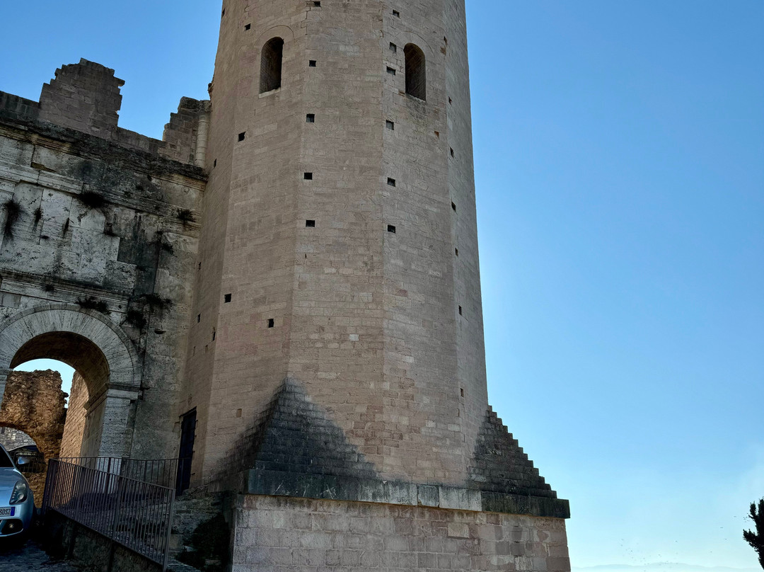 Torri di Properzio e Porta Venere-Spello必去景点
