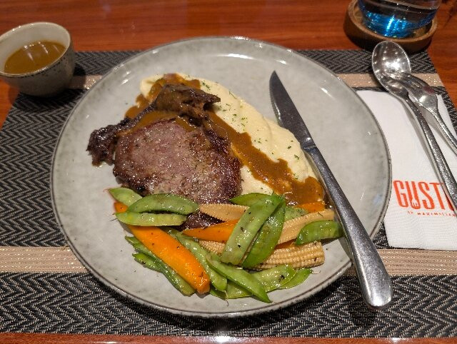 The Maximilian Hotel主图