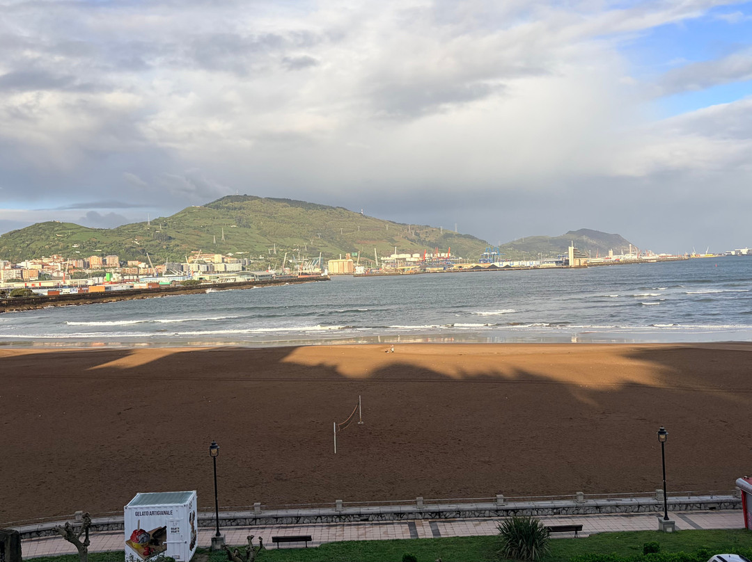 多摩升佩蒂特宫酒店主图