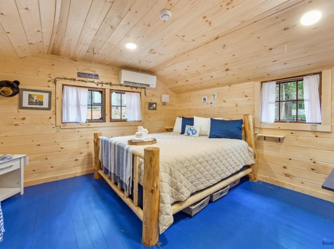 Getogether Pines Lakeside Cabin Resort