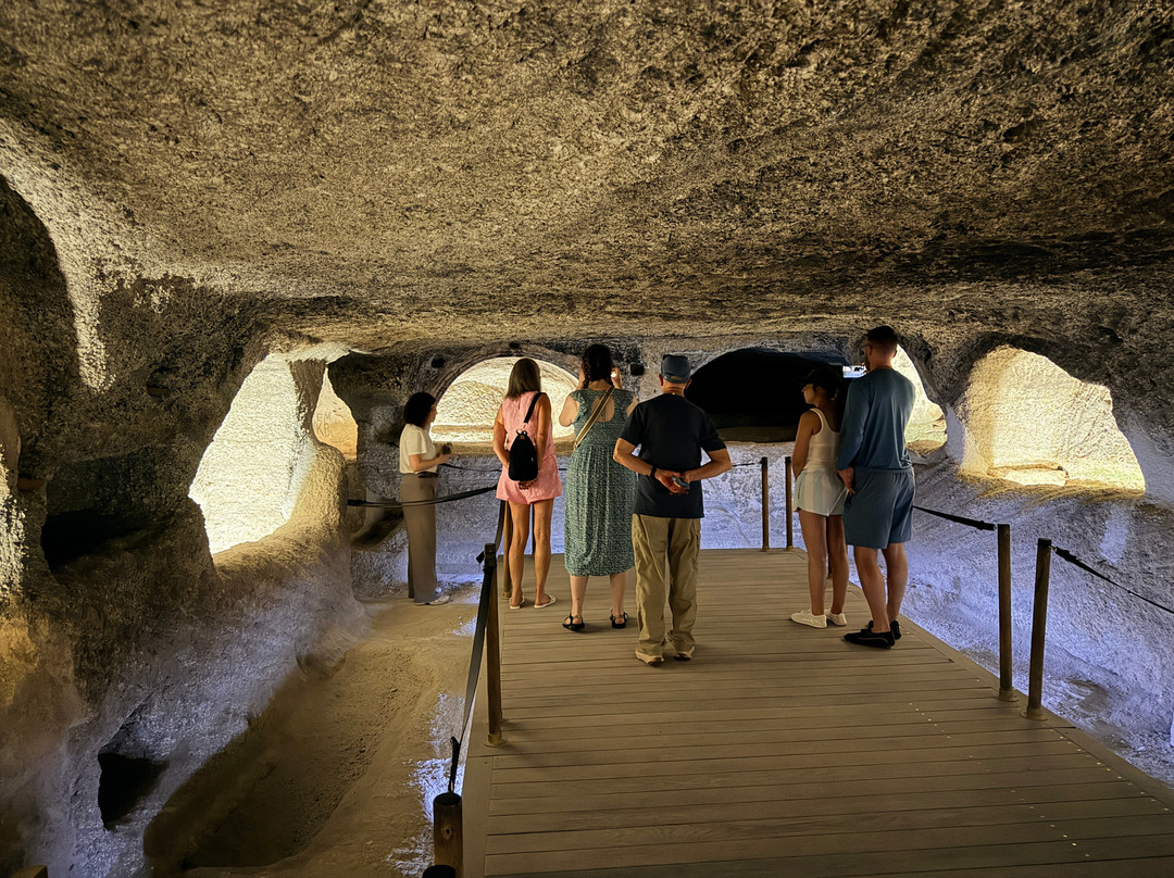 Catacombs of Milos-Tripiti必去景点