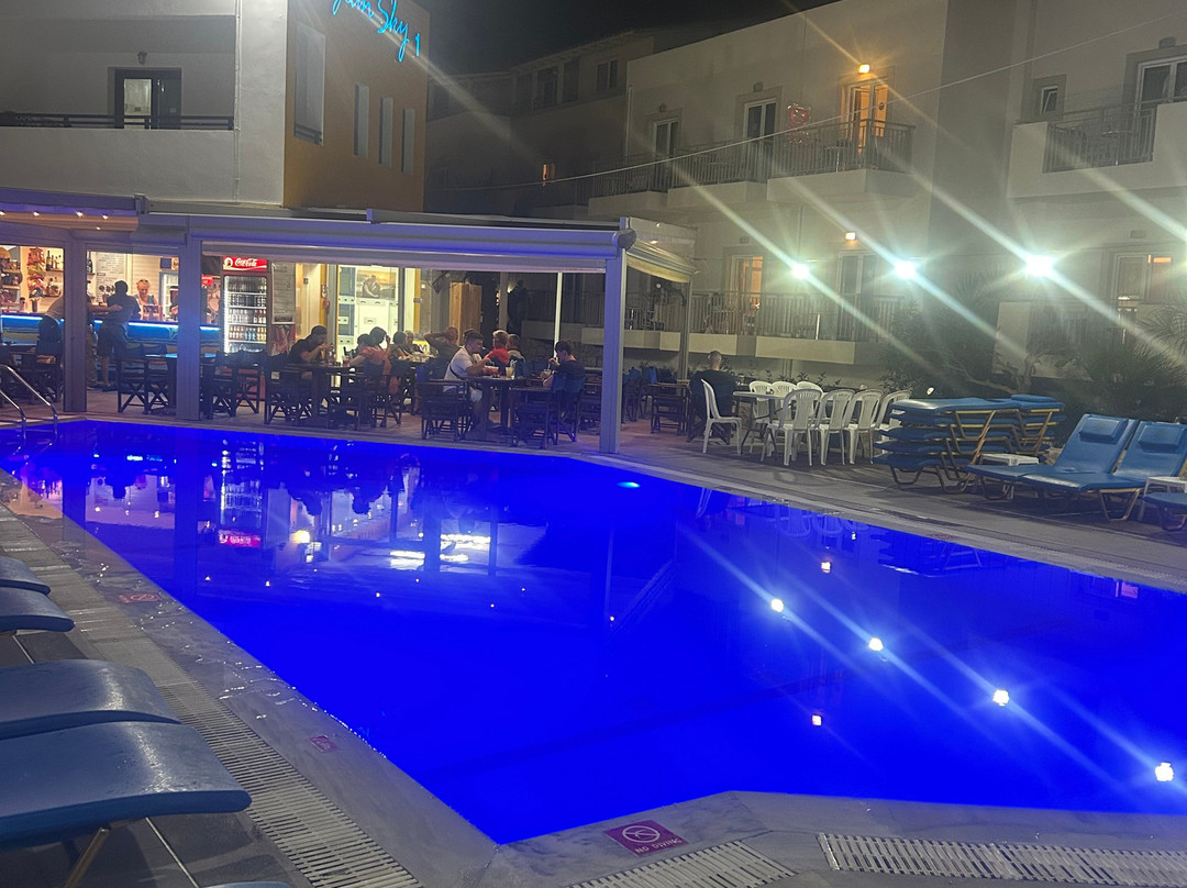 爱琴海蓝天套房酒店主图