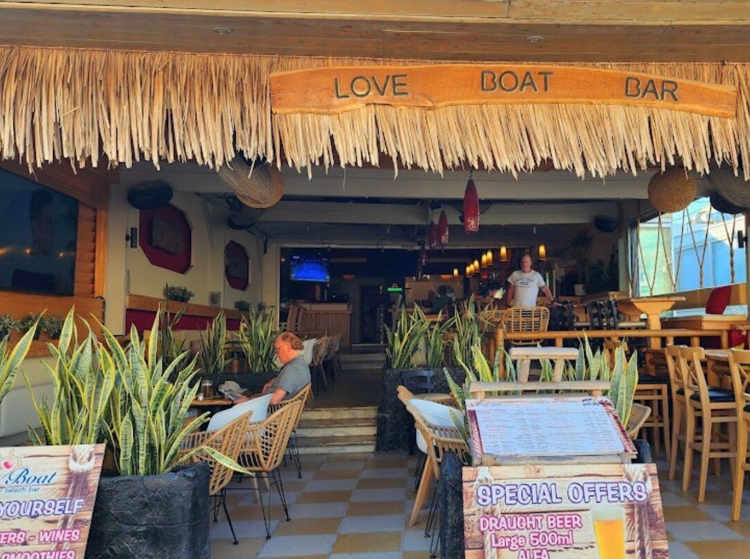 Love Boat Bar-卡马里必去景点